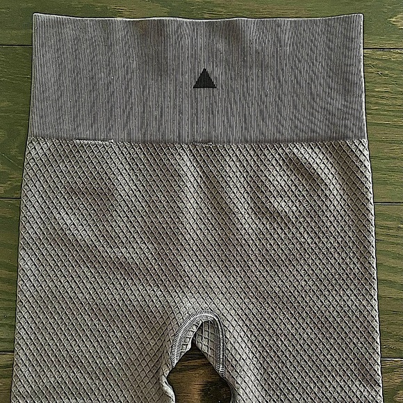 Balance Athletica Energy Long Sleeve Compression Crop Top & Leggings Set Quartz - Picture 14 of 16